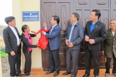 Niềm vui của gia đình chiến sỹ Hoàng Văn Quý đón nhận ngôi nhà mới. (Ảnh: Ninh Đức Phương/TTXVN)