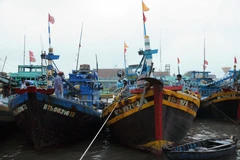 Ngư dân neo đậu chằng chéo tàu thuyền tại cảng cá Phan Thiết, tỉnh Bình Thuận. (Ảnh: An Hiếu/TTXVN)
