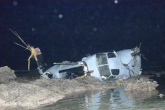 Xác máy bay MV-22 Osprey dạt vào bờ sau khi bị rơi trên vùng biển ngoài khơi Nago, Okinawa ngày 14/12. (Nguồn: AP/TTXVN)