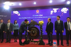 Lễ đánh cồng khai trương phiên giao dịch đầu năm 2021, tại Sở giao dịch Chứng khoán Hà Nội. (Ảnh: Vietnam+)