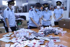 Hải quan thu giữ hơn 60.000 viên thuốc nhập lậu, được dùng trong điều trị COVID-19 như, Favipiravir Tablets 200 mg, Fabiflu 400 mg, Baricitinib, Molnupiravir Capsules… (Ảnh: Vietnam+)