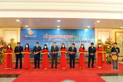 Lễ khai trương hệ thống Trung tâm điều hành triển khai hóa đơn điện tử và Lễ bàn giao phần mềm ứng dụng hóa đơn điện tử, ngày 25/10. (Ảnh: Vietnam+)
