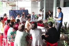 Bà con tại xã Mỹ Long Nam, huyện Cầu Ngang, Trà Vinh ham gia vào buổi thảo luận bàn về giải pháp sinh kế. (Ảnh: PV/Vietnam+)