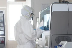Thực hiện xét nghiệm SARS-CoV-2. (Ảnh: Thùy Dung/TTXVN)