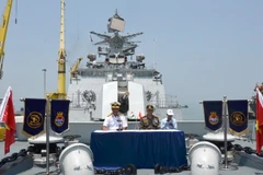 Chuẩn Đô đốc Gurcharan Singh, Tư lệnh Hạm đội Miền Đông, Hải quân Ấn Độ (đầu tiên bên trái) cung cấp thông tin cho báo chí về chuyến thăm xã giao thành phố Đà Nẵng. (Ảnh: Quốc Dũng/TTXVN)