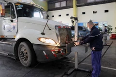 Kiểm định xe tại Trung tâm Đăng kiểm 15-02S. (Ảnh: Hoàng Ngọc/TTXVN)