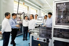 Phó Giáo sư-Tiến sỹ Nguyễn Kim Sơn, Bộ trưởng Bộ Giáo dục và Đào tham quan khu vực thực hành công nghệ cao tại Trường Đại học Quốc tế Miền Đông, tỉnh Bình Dương. (Ảnh: TTXVN)
