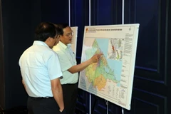 Các đại biểu nghiên cứu đồ án "Quy hoạch chung đô thị Thừa Thiên-Huế đến năm 2045, tầm nhìn đến năm 2065.” (Ảnh: Đỗ Trưởng/TTXVN)