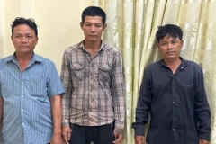 Ba trong số năm đối tượng tham gia vụ trộm tiệm vàng Minh Đức. (Ảnh: TTXVN phát)