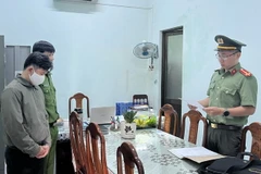 Cơ quan An ninh điều tra Công an tỉnh Quảng Ngãi tống đạt các Quyết định Khởi tố vụ án, Khởi tố bị can. (Nguồn: Công an Quảng Ngãi)