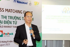 Ông Nguyễn Hữu Nam, Phó Giám đốc VCCI, chi nhánh tại Thành phố Hồ Chí Minh giới thiệu cơ hội phát triển thị trường xuất khẩu từ Hiệp định Thương mại Tự do tại hội thảo. (Ảnh: Mỹ Phương/TTXVN)