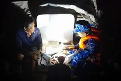 Lực lượng chức năng lập biên bản tàu chở trái phép 20 tấn phế liệu trên vùng biển Tây Nam. (Ảnh: TTXVN phát)