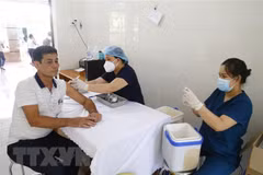 Tiêm vaccine phòng COVID-19 cho người dân. (Ảnh: Nam Sương/TTXVN)