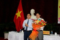 Tặng hoa chúc mừng ông Nguyễn Hồng Hải (bên phải) được bầu giữ chức Phó Chủ tịch UBND tỉnh Bình Thuận. (Ảnh: Nguyễn Thanh/TTXVN)