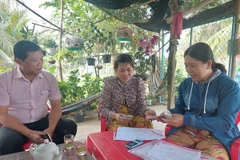 Cán bộ Ngân hàng chính sách xã hội chi nhánh huyện Mỏ Cày Bắc, tỉnh Bến Tre, phối hợp các đoàn thể tạo điều kiện cho các học sinh, sinh viên có hoàn cảnh khó khăn vay vốn trang trải chi phí học tập... (Ảnh: Chương Đài/TTXVN)