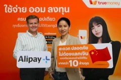 Ông Douglas Feagin, Phó Chủ tịch cấp cao của Ant Group và bà Monsinee Nakapanant, đồng chủ tịch của Ascend Money Co. (Nguồn: Bangkokpost)