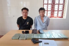 Hai đối tượng Ly A Hoa, Chang Tơ Vàng và tang vật bị bắt giữ trong chuyên án. (Ảnh: TTXVN phát)