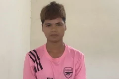 Đối tượng Hồ Văn Hoàn bị tạm giữ về hành vi "Chống người thi hành công vụ." (Nguồn: Báo Giao thông)