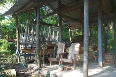 Lán trại xây dựng trái phép trên bán đảo Sơn Trà được cơ quan chức năng yêu cầu tháo dỡ. (Ảnh: TTXVN phát)