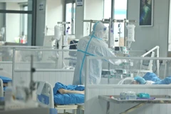 Điều trị cho bệnh nhân COVID-19. (Ảnh: Minh Quyết/TTXVN)