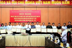 Chủ tịch UBND tỉnh Hà Giang Nguyễn Văn Sơn trao tặng Bằng khen cho các tập thể có thành tích xuất sắc trong công tác quản lý, bảo vệ và phát triển Công viên Địa chất toàn cầu Cao nguyên đá Đồng Văn. (Ảnh: Minh Tâm/TTXVN)