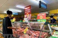 Khách mua thực phẩm trong siêu thị. (Ảnh: Hồng Đạt/TTXVN) 