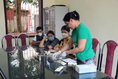 Các đối tượng trong nhóm "Bông hồng đen" mô tả lại quá trình lấy máu tại cơ quan chức năng. (Ảnh: Hoàng Ngọc/TTXVN)