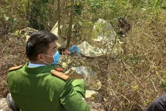 Công an tỉnh Thanh Hóa có mặt tại hiện trường để xử lý vụ tai nạn giao thông tại xã Lũng Cao, huyện Bá Thước chiều 30/1. (Nguồn: Báo Tuổi trẻ)