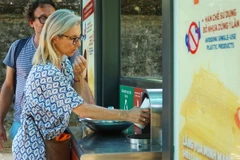 Du khách đến lấy nước tại trạm tiếp nước. (Ảnh: Tường Vi/TTXVN)