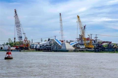 Công trường xây dựng một cây cầu bắc qua sông Cần Thơ. (Ảnh: Thanh Liêm/TTXVN)