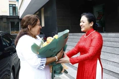 Đại sứ Nguyễn Phương Nga, Chủ tịch Liên hiệp các tổ chức hữu nghị Việt Nam đón bà Teresa María Amarelle Boué, Tổng Thư ký Hội Liên hiệp Phụ nữ Cuba. (Ảnh: An Đăng/TTXVN)