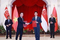 Thủ tướng Phạm Minh Chính và Thủ tướng Singapore Lý Hiển Long chứng kiến lễ trao văn kiện hợp tác giữa hai nước tại Singapore ngày 9/2/2023. (Ảnh: Dương Giang/TTXVN)