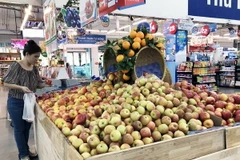 Nguồn cung trái cây nhập khẩu dồi dào tại siêu thị Thành phố Hồ Chí Minh. (Ảnh: Mỹ Phương/TTXVN)