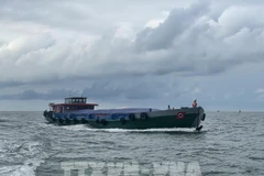 Lực lượng chức năng của Hải đoàn 32-Bộ Tư lệnh Vùng Cảnh sát biển 3 phát hiện tàu mang số hiệu LA-05058 tại vùng biển cách phía Nam-Đông Nam Côn Đảo khoảng 90 hải lý có dấu hiệu nghi vấn, yêu cầu dừng phương tiện, tiến hành kiểm tra hàng hóa. (Ảnh: TTXVN 