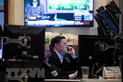 Giao dịch viên làm việc trên Sàn Chứng khoán New York, Mỹ. (Ảnh: THX/TTXVN)