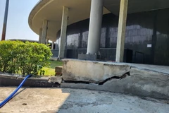 Nhiều điểm tiếp giáp giữa gạch lát nền và bậc tam cấp bị nứt toác. (Nguồn: VOV)