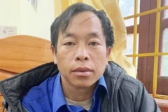 Đối tượng Vàng A Hờ đến đầu thú tại Công an xã Phìn Hồ, huyện Sìn Hồ. (Ảnh: TTXVN phát)