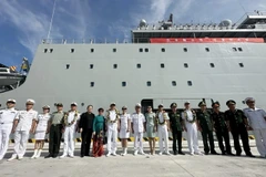 Đại biểu hai nước chụp ảnh chung tại lễ đón. (Ảnh: Trần Lê Lâm/TTXVN)