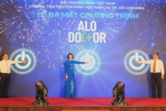 Lãnh đạo Bộ Y tế, UBND Thành phố Hồ Chí Minh và VTV9 bấm nút khởi động Chương trình "Alo Doctor." (Ảnh: Đinh Hằng/TTXVN)