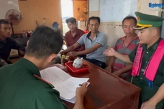 Ba ngư dân cùng Bộ đội Đồn Biên phòng cửa khẩu Cảng Dung Quất, Bộ đội Biên phòng Quảng Ngãi. (Nguồn: báo Quảng Ngãi)