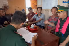 Ba ngư dân cùng Bộ đội Đồn Biên phòng cửa khẩu Cảng Dung Quất, Bộ đội Biên phòng Quảng Ngãi. (Nguồn: báo Quảng Ngãi)