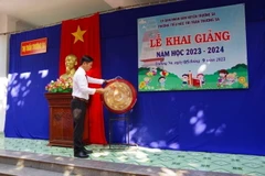 Ông Trần Quang Phú, Chủ tịch UBND thị trấn Trường Sa đánh trống khai giảng năm học mới tại Trường Tiểu học thị trấn Trường Sa. (Ảnh: TTXVN phát)