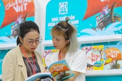 Giới thiệu bộ sách Chào tiếng Việt (tập 1,2) do Tiến sỹ Giáo dục Nguyễn Thụy Anh biên soạn, tại Lễ ra mắt Tủ sách tiếng Việt trực tuyến với Fukuoka của Nhật Bản. (Ảnh: Thanh Tùng/TTXVN)