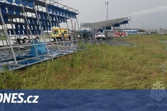 Nga: Sập khán đài sân bóng đá, ít nhất 26 người thương vong