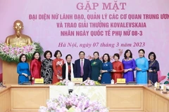Thủ tướng Phạm Minh Chính với đại diện nữ lãnh đạo, quản lý và các nhà khoa học nữ. (Ảnh: Dương Giang/TTXVN)