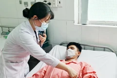 Nạn nhân trong vụ ngạt khí đang được các bác sĩ Bệnh viện Chợ Rẫy theo dõi, điều trị tích cực. (Ảnh: TTXVN phát)