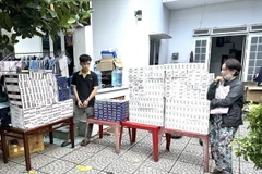 Hai đối tượng Thịnh và Tiếp cùng tang vật. (Ảnh: TTXVN phát)