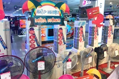 Nhiều thương hiệu quạt điều hòa tại các cửa hàng, hệ thống siêu thị. (Ảnh: Việt Anh/Vietnam+)