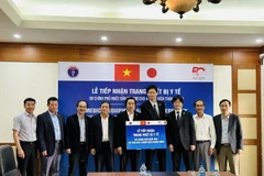 Đại diện Đại sứ quán Nhật Bản bàn giao đợt 1 trang thiết bị y tế của Chính phủ Nhật Bản viện trợ cho 4 bệnh viện Trung ương. (Nguồn: Báo Sức khỏe và Đời sống)