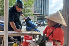 Chị Lê Thị Thuận bán vé số. (Nguồn: Báo Lao động)